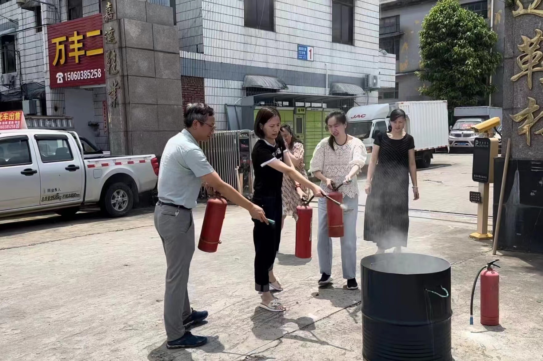 現(xiàn)場學(xué)習(xí)滅火器使用方法.jpg